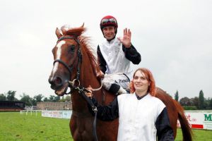 07.08.2010 Dresden, Vanjura mit Alex Pietsch nach dem Sieg. Foto: www.galoppfoto.de