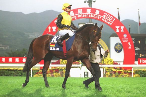 Silvano mit Andreas Suborics vor dem Rennen in Hong Kong 2001. www.galoppfoto.de