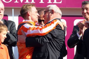 13 -Jockey Andrasch Starke und Besitzer Helmut Volz bei der Siegerehrung zum Qatar Prix de l'Arc de Triompe. www.galoppfoto.de