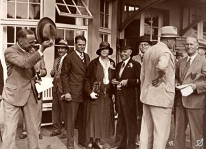 1930 - Chapeau fuer Baron und Baronin von Oppenheim nach Albas Sieg