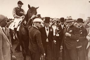 1930 - Waldemar von Oppenheim holt seinen Derby-Sieger Alba vom Geläuf.