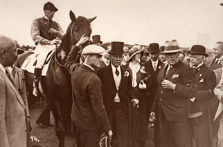 1930 - Waldemar von Oppenheim holt seinen Derby-Sieger Alba vom Geläuf.