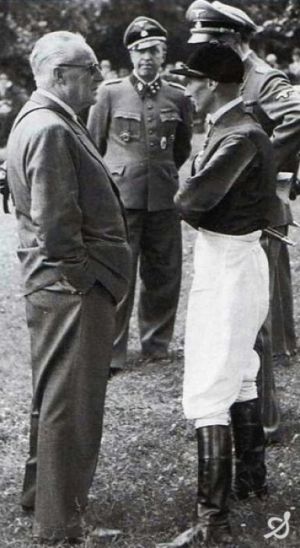 1939 - Trainer George Arnull mit Jockey Gerhard Streit vor dem Wehr Dich-Derby.