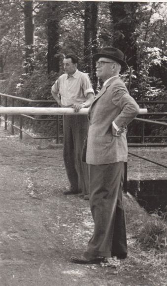 Der Gestütsherr Walther Bresges mit seinem Gestütsmeister Heinrichs 1957 in Zoppenbroich. 