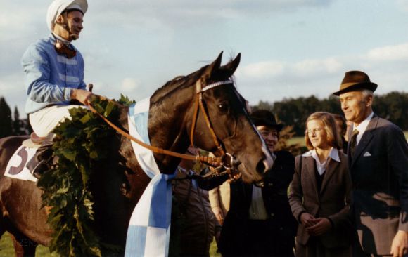 Peter Alafi 1979 mit dem Triple-Crown-Sieger Königsstuhl mit Trainer Sven von Mitzlaff und Alexandra Bresges-Jung