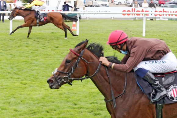 Auch in der Diana wieder Konkurrentinnen: 1 und 2 ganz innen und außen - Virginia Joy mit Adrie de Vries gewinnt die Mehl-Muelhens-Trophy vor Zamrut. www.galoppfoto.de - Sabine Brose