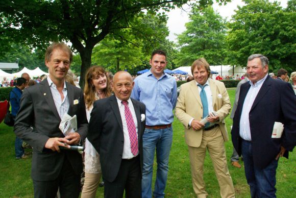 (V.l.n.r.) Daniel Delius, Tatjana Wind, Uwe Stoltefuß, Sebastian Wald, Dr. Peter Wind, Hatto Wald und Frauke Delius (als Fotografin): Wir trauern um Uwe Stoltefuß! Er war nicht nur der Trainer unserer Pferde, er war auch unser Freund seit Jahrzehnten. Wir sind unsagbar traurig über die Nachricht von Uwes Tod, der heute den Kampf gegen seine schwere Krankheit verloren hat. Dieses Foto war eines der letzten gemeinsamen, es entstand im Sommer des vergangenen Jahres in Bad Harzburg. Er war ein großartiger Trainer, der über 2000 Sieger gesattelt hat, darunter auch den Derbysieger Mondrian! Unser tiefes Beileid gilt seiner Famlie, besonders seiner Frau Birgit.