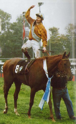 212 - Wurftaube und Kevin Woodburn in Jubelpose nach dem Sieg im Deutschen St. Leger 1996