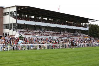 Beeindruckende Höhe und zum Saisonhighlight gut gefüllt: die Tribüne. Foto: www.galoppfoto.de - Sabine Brose/Sorge