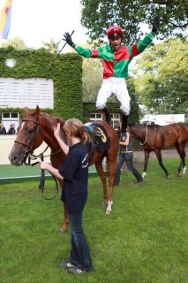 Bei fünf Siegen an einem Tag 2008 in Hoppegarten gab&amp;#039;s einen &amp;quot;flying dismount&amp;quot; von Andre Best. www.galoppfoto.de