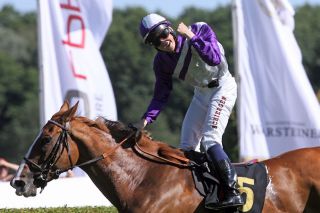 Bis dato der sportlich größte Erfolg, Gr. I-Sieg mit Nymphea. Foto: www.galoppfoto.de  - Joerg Sorge