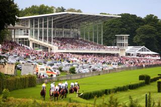 Der Sommer in Düsseldorf sorgt für volle Tribünen. www.duesseldorf-galopp.de