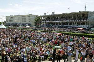 So voll wird es am Derby-Tag - kein Rennen zieht mehr Zuschauer. www.galoppfoto.de