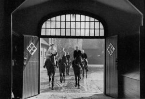 1952 - das Stutenlot auf dem Weg zurück in den Hallenstall, rechts vorne Windstille