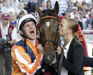 Pures Glück - Jockey Andrasch Starke, Danedream und ihre Pflegerin Cynthia Atasoy: nach dem Sieg im Qatar Prix de l'Arc de Triomphe. www.galoppfoto.de