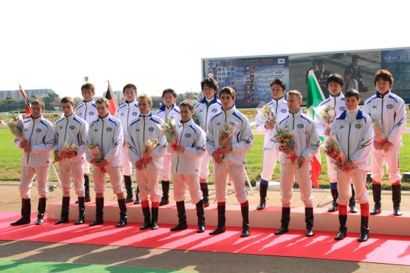 Die Teilnehmer der World Cup Super Jockeys Series im Rahmen des Japan-Cups 2012 in Tokyo. www.shibashuji.com - Yasuo Ito