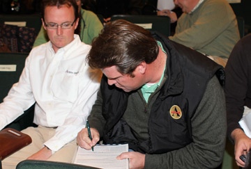 Eric Hamelback unterzeichnet im Namen von Frank Stronach in Keeneland einen 2,55 Millionen Dollar Kauf. Foto offiziell