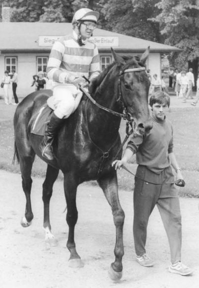 Hans-Jürgen Gröschel nach dem Sieg im  Dresdner Trainerrennen 1986 mit dem Görlsdorfer Sadko, trainiert von seinem Bruder Ekki.