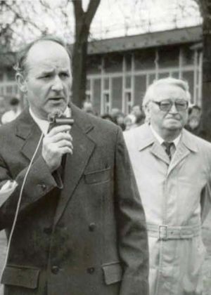 Michael Sowa 1990 beim Tag der offenen Tür in Dresden-Seidnitz am Mikrofon, im Hintergrund Georg Sowa.