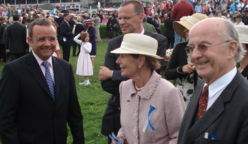 Trainer Andreas Wöhler beim Derby 2007 mit Ruth, Reinhard und Jochen Henner Delius im Führring. 