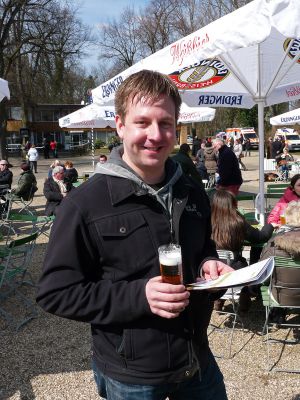 Gute Noten fürs Kölsch, Tester Thomas schmeckts. Foto: Karina Strübbe