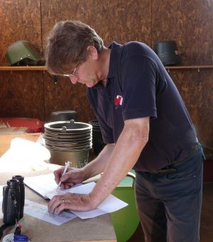 Ferdinand Leve führt Buch über das Trainingsprogramm seiner Pferde. Foto: Karina Strübbe