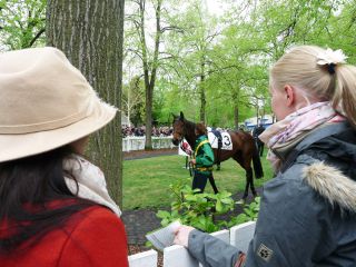 Rennbahntester Sabrina und Simone suchen sich ihren Favoriten aus. Foto: Karina Strübbe