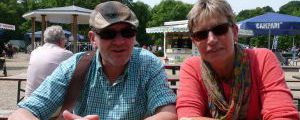 Voller Erwartung auf einen spannenden Renntag, die Krefeld-Tester Werner und Annette