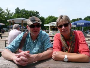 Voller Erwartung auf einen spannenden Renntag, die Krefeld-Tester Werner und Annette