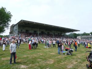 Volles Haus am Testtag in Krefeld, hier die zweite Tribüne kurz vor dem Start. Foto: Karina Strübbe