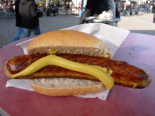 Auch gegen Ende des Tages gab es noch eine Bratwurst und die war gut. Foto: Karina Strübbe