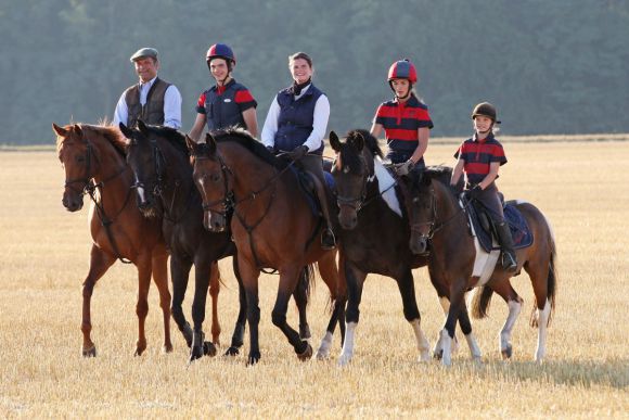 Galopp- und reitsportbegeisterte Familie: Aline und Peter Rodde, Besitzer des Gestüts Westerberg, bei einem Ausritt mit ihren Kindern. www.galoppfoto.de - Frank Sorge