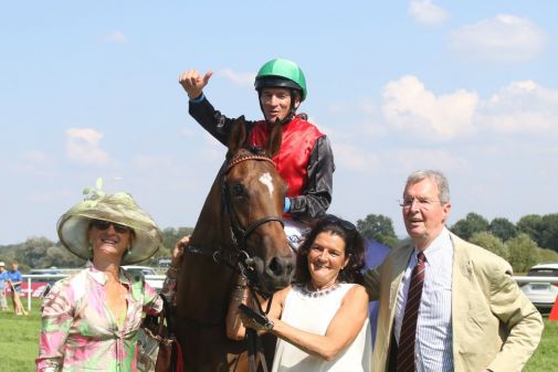 Gewinnt das BBAG Auktionsrennen Stutenrennen: Alison mit den stolzen Besitzern des Stalles Bergholz, Adrie de Vries im Sattel, Simone Harnischmacher am Führzügel. www.galoppfoto.de