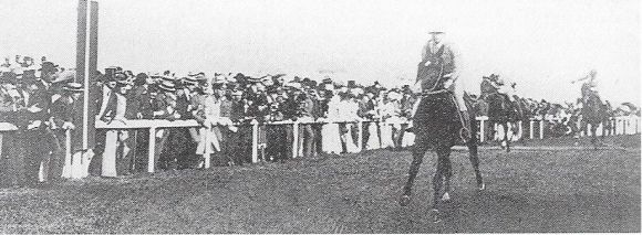 Allein auf weiter Flur: Fels (Hannibal - Festa) unter W. O'Connor - der erste Derbysieger der Gebrüder Weinberg 1906. Foto: Archiv Hamburger Renn-Club