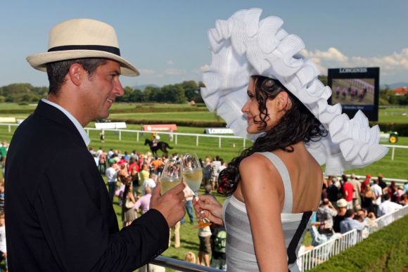 Baden-Baden macht sich schick: Der Hut gehört am &amp;quot;Ladies Day&amp;quot; nicht zwingend dazu, aber mit Hut kann &amp;quot;frau&amp;quot; am Eröffnungssamstag an der Eintrittskasse kräftig sparen. www.galoppfoto.de - Frank Sorge