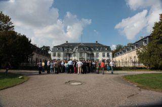 Eine von zwei Besuchergruppen: Großer Andrang vor dem Gestütseingang am Schloss. Foto: Sabine Effben