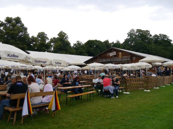 Viel Platz zum Sitzen, Essen und Trinken, der Biergarten an der Almhütte. Foto: Karina Strübbe
