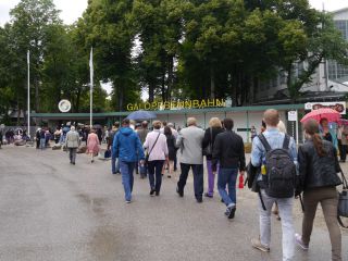 Die Besucher kommen zur Bahn. Foto: Karina Strübbe