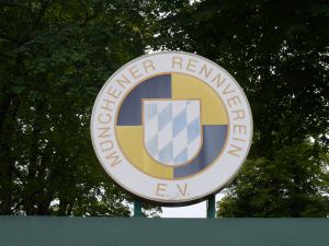 Das Emblem des Münchner Rennvereins heißt die Besucher willkommen. Foto: Karina Strübbe