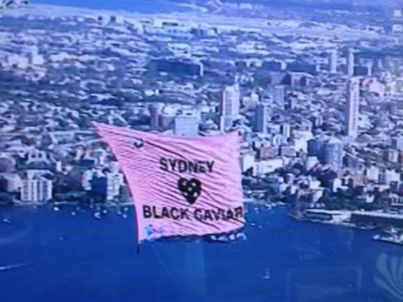 Der Himmel über Sydney in den Farben von Black Caviar ...