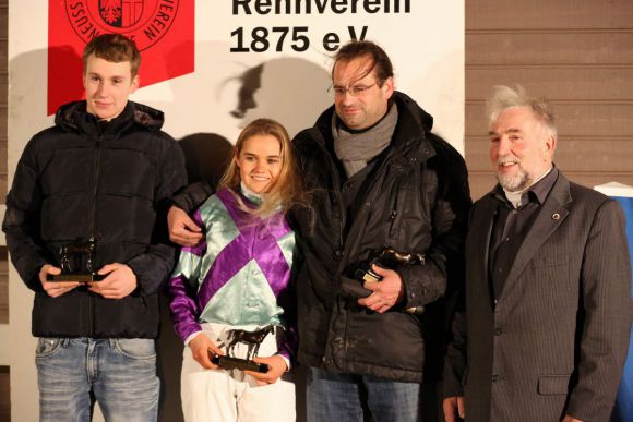 Schöner Treffer für ein kleines Quartier: Besitzertrainer Christian Peterschmitt mit der jungen Amateurreiterin Larissa Bieß, die sich über ihren achten und bisher größten Sieg freut, bei der Siegerehrung in Neuss. Foto: Dr. Jens Fuchs