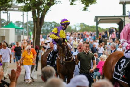 Stimmungsvoller Renntag in Weidenpesch - diesmal zur besten Sonntagsbrunchzeit: Besitzertrainer van der Meulen holt mit Jolene (Maxim Pecheur) schon seine 25. Siegerin vom Geläuf. www.koeln-galopp.de-Sabine_Effgen