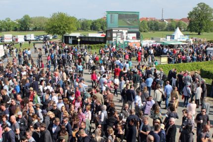 So kann es weiter gehen: Besucherandrang auf der Galopprennbahn in Leipzig am 01. Mai. www.galoppfoto.de - Frank  Sorge