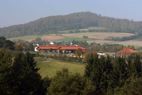 Kleinod im hessischen Oberaula: Blick auf die im Jahr 2000 erbaute Anlage des Gestüts Höny-Hof. www.galoppfoto.de - Frank Sorge