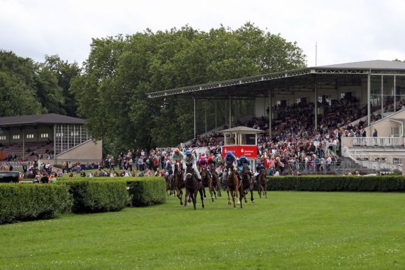 In Krefeld findet der letzte Renntag der deutschen Turf-Saison statt, danach übernehmen die Sandbahnen in Dortmund und Neuss für die nächsten Monate. www.galoppfoto.de - Sabine Brose