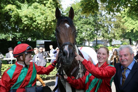 Nach dem Union-Rennen: Boscaccio mit Dennis Schiergen, Betreuerin Tabea Rödel und Trainer Christian Sprengel in Köln. Foto: Dr. Jens Fuchs