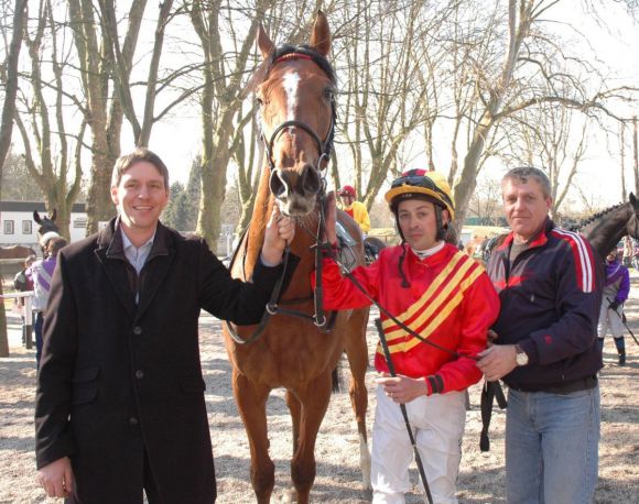 Brachte sich mit einem Acht-Längen-Sieg in Mülheim ins Derby-Gespräch: Schulz aus dem Heumarer Quartier von Markus Klug (links) mit Jockey Daniele Porcu. Foto: Gabriele Suhr