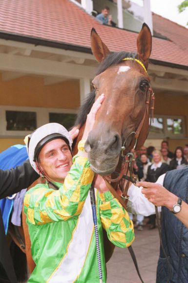 Caitano mit Andrasch Starke nach dem Sieg in Baden-Baden 1999. www.galoppfoto.de - Frank Sorge