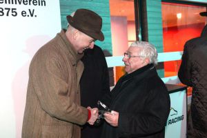 Champion Christian von der Recke wird geehrt von der Galoppsport-Legende Hein Bollow. www.klatuso.com