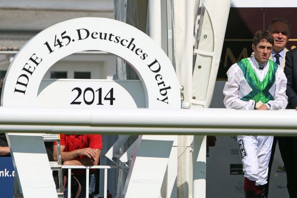 Da muss ich als erster ankommen: Christophe Soumillon neben dem Zielhufeisen für 145. Deutsches Derby. www.galoppfoto.de - Sabine Brose